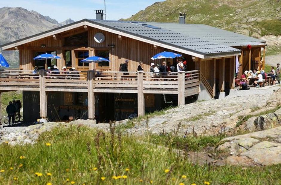 Refuge de l'Etendard - Vue extérieure été