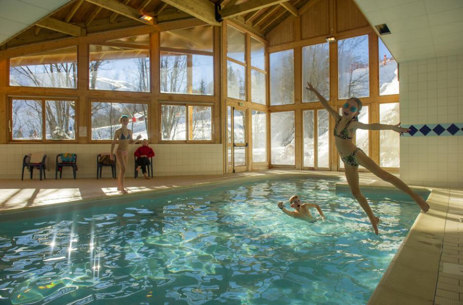 Résidence Le Balcon des Neiges - Vue intérieure piscine
