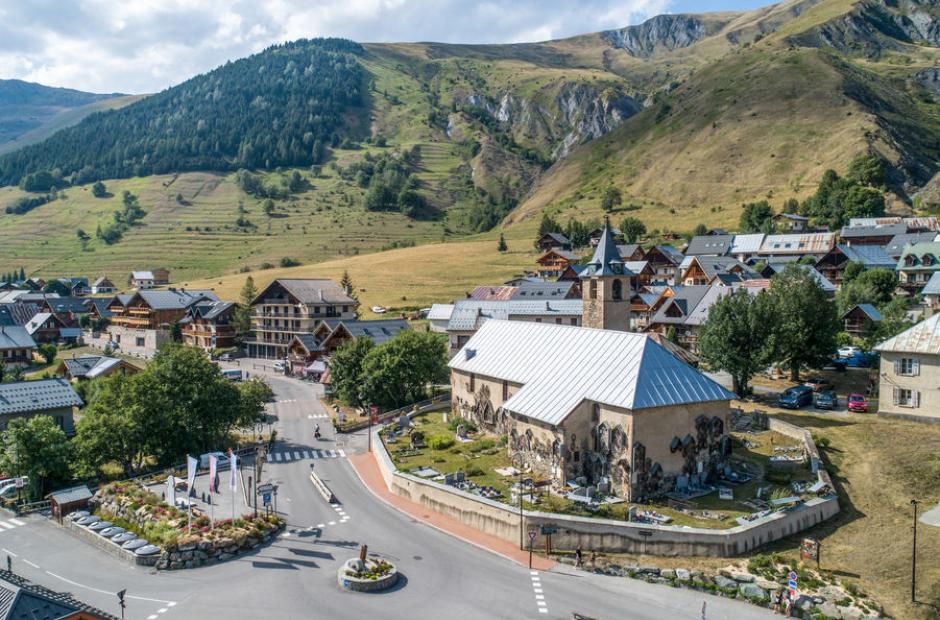 Eglise Saint Saturnin et village vus du ciel - Eglise Saint Saturnin et village vus du ciel