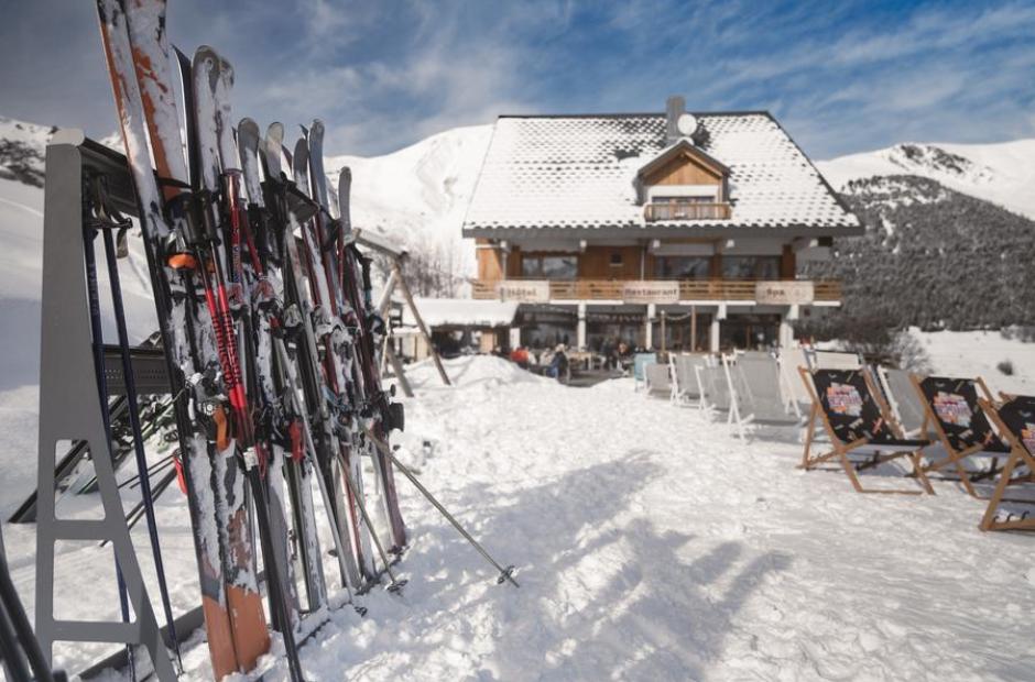Restaurant Les Cèdres_Saint-Sorlin-d'Arves - Extérieur Les Cèdres avec transats ski aux pieds