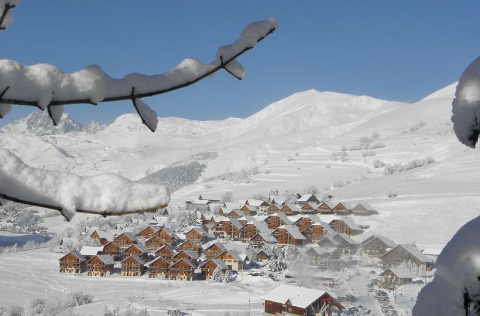 Hameau de La Chal à Saint Jean d'Arves en hiver - Vue du hameau de la Chal à Saint Jean d'Arves en hiver
