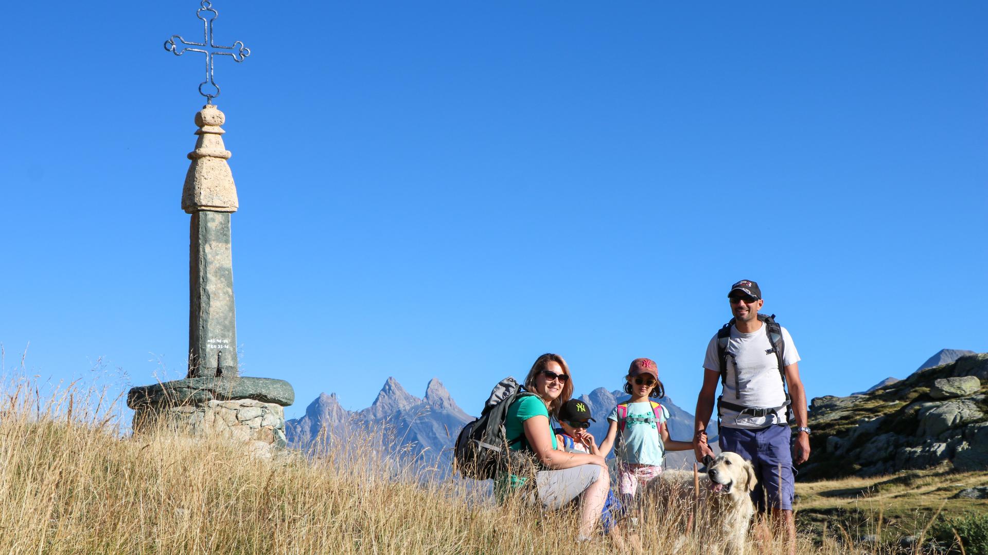 Famille au Col de la Croix de Fer avec en fond les Aiguilles d'Arves