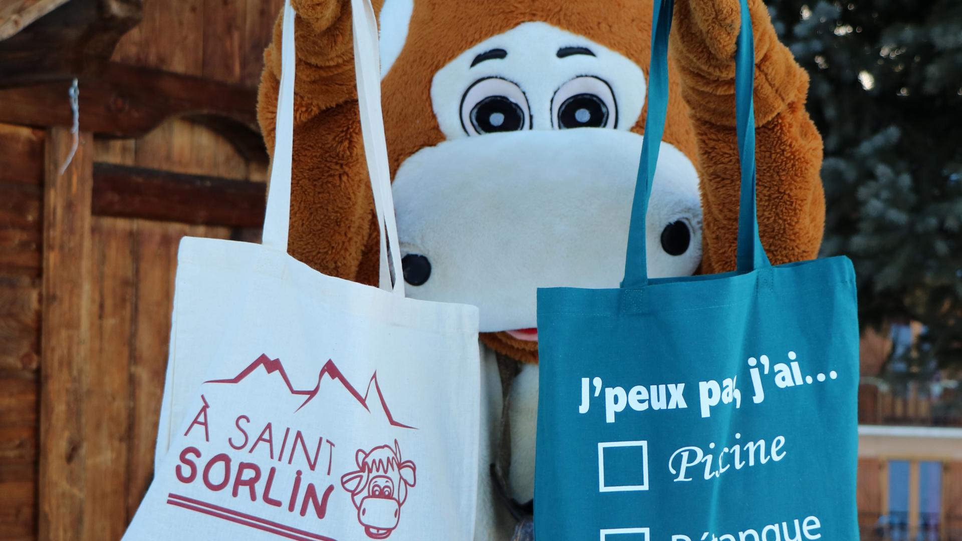 Sorlinette montrant les tote bag St Sorlin