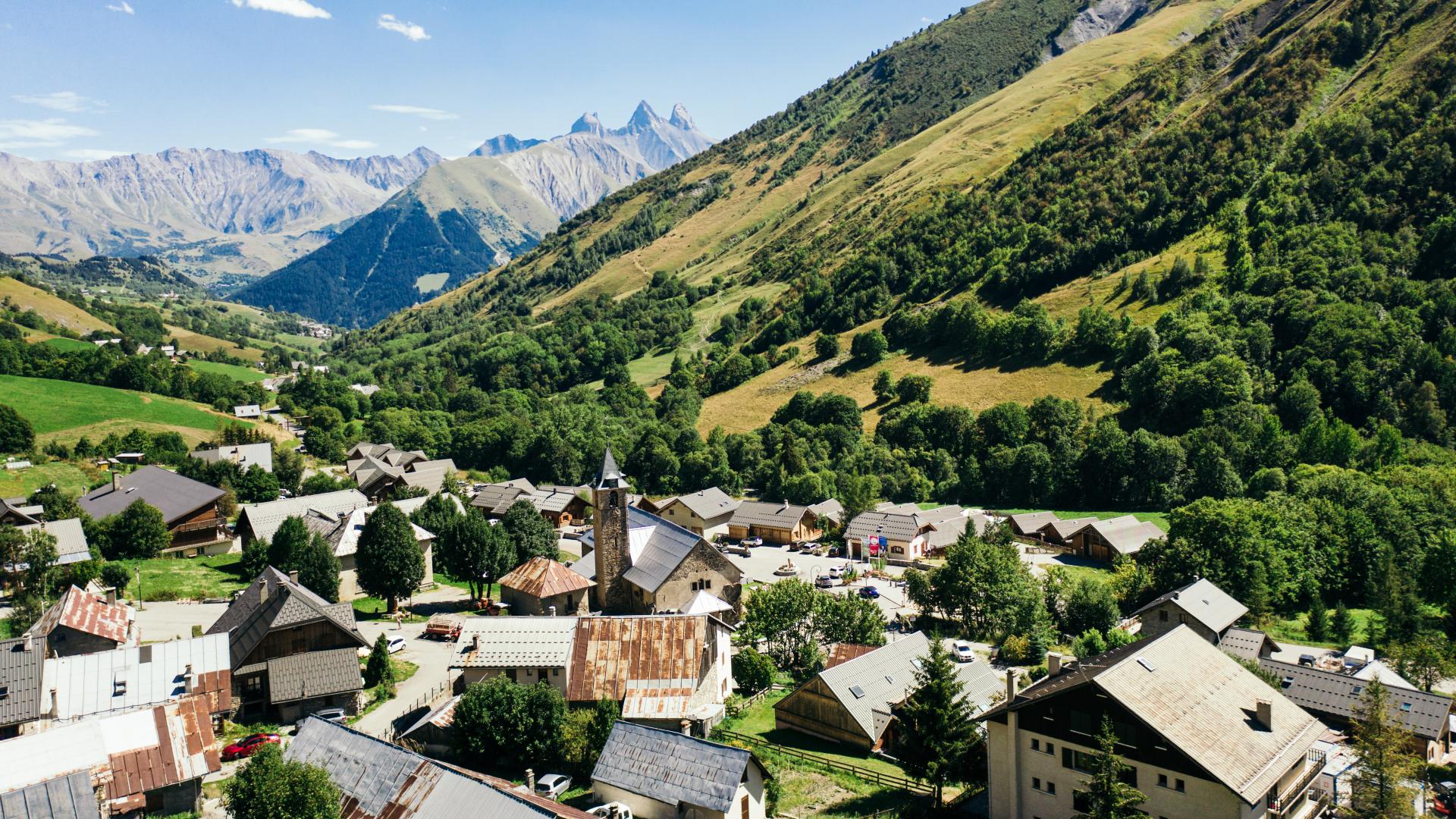 Village de Saint Sorlin d'Arves et son église en été