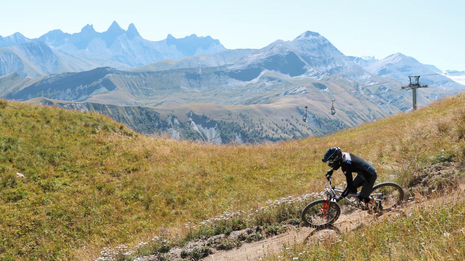 VTT descente avec vue sur les Aiguilles d'Arves