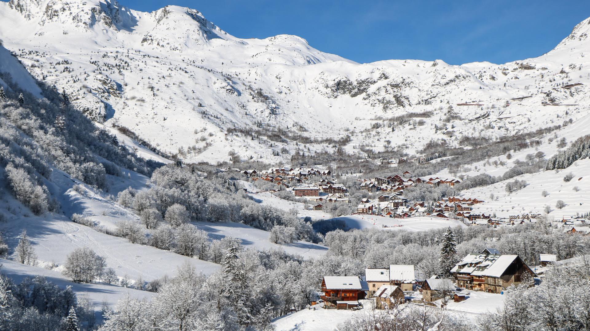 Amies devant le village de Saint Sorlin d'Arves enneigé