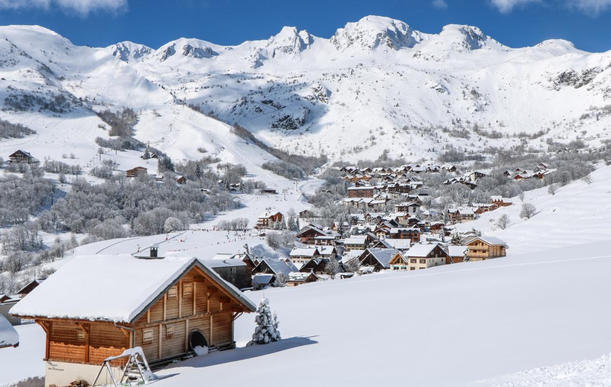 Village Saint Sorlin d'Arves enneigé