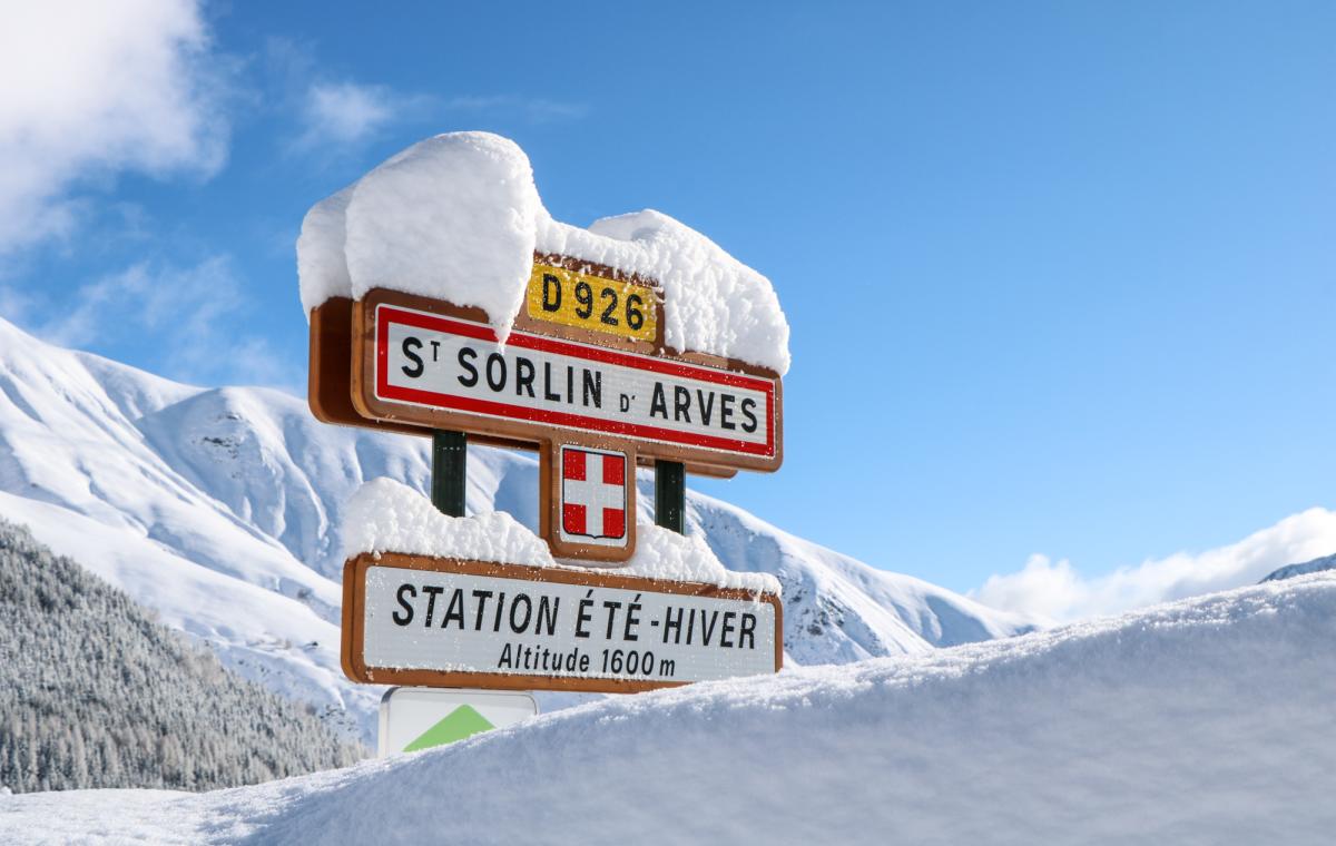 Panneau village Saint Sorlin d'Arves en hiver