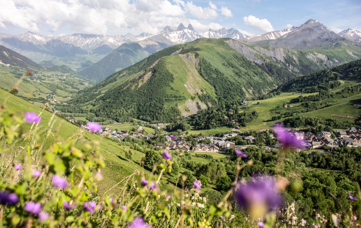 Village Saint Sorlin d'Arves été depuis route du Col de la Croix de Fer