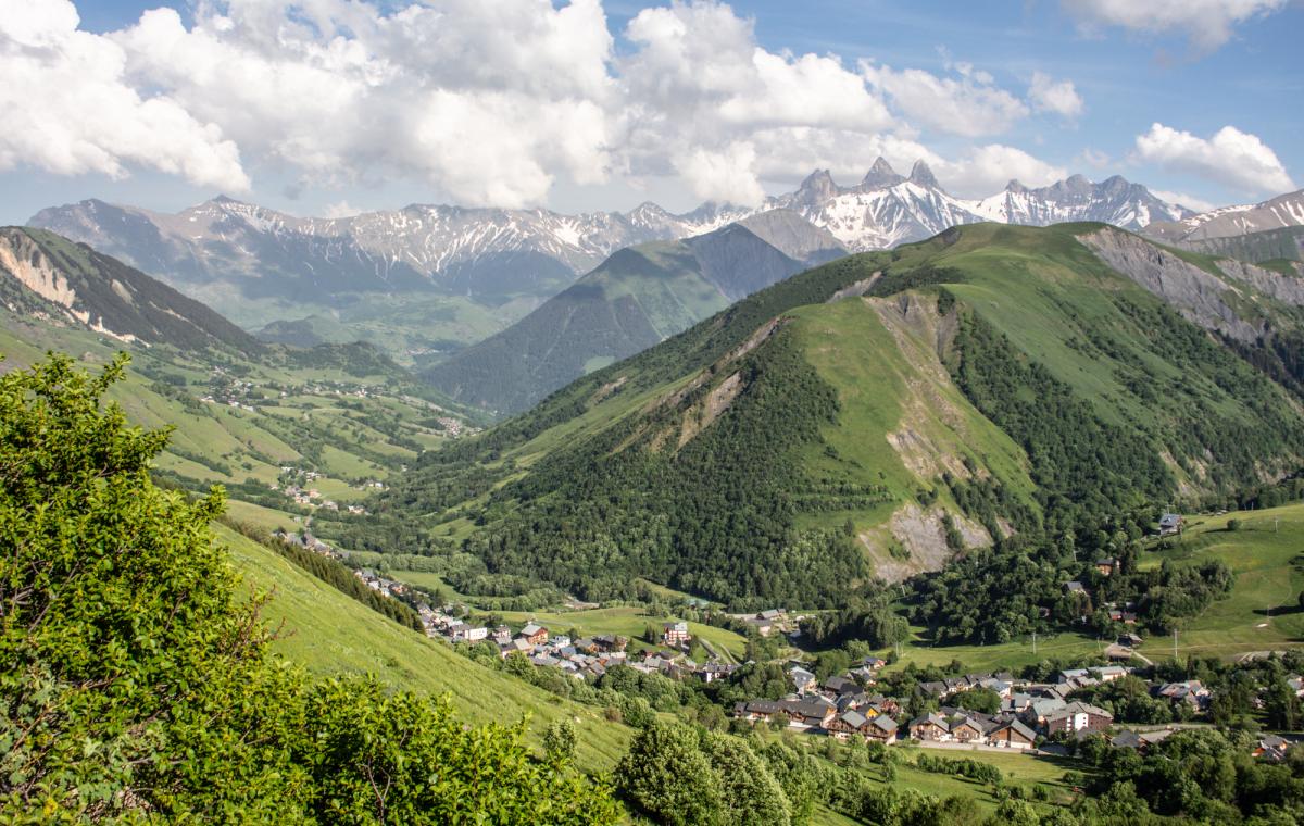 Village Saint Sorlin d'Arves été depuis route du Col de la Croix de Fer