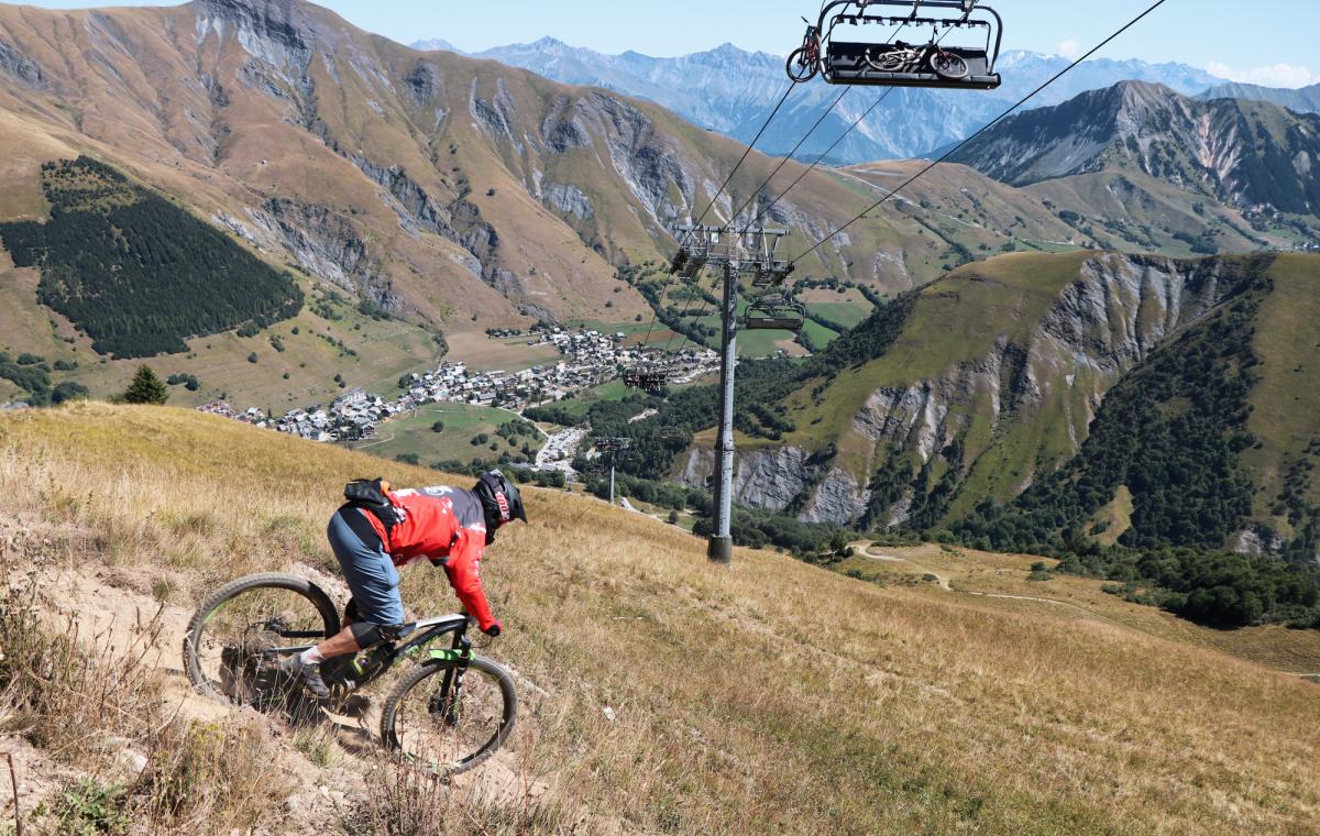 Pratiquant de VTT sous le télésiège en été