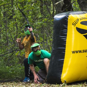 Personnes jouant à l'archery game - tir à l'arc