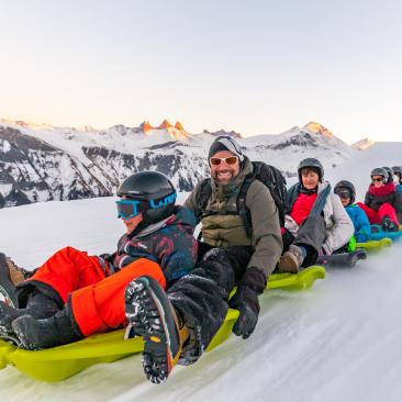 Adulte et enfants en snake gliss - luge