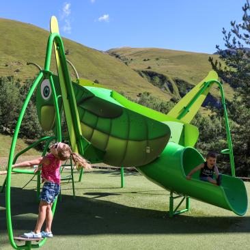 Enfants sur une aire de jeux