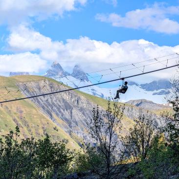 Tyrolienne à virages la plus longue d'Europe face aux Aiguilles d'Arves