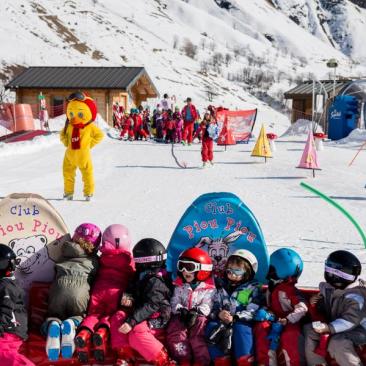 Jardin d'enfants / Club Piou Piou - Enfants au ski avec la mascotte Piou Piou