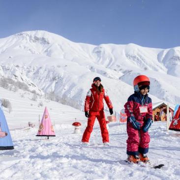 Jardin d'enfants / Club Piou Piou - Monitrice de ski avec enfants