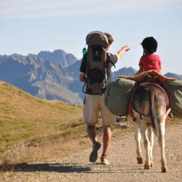 Balade avec âne en famille - montagne saint jean d'arves