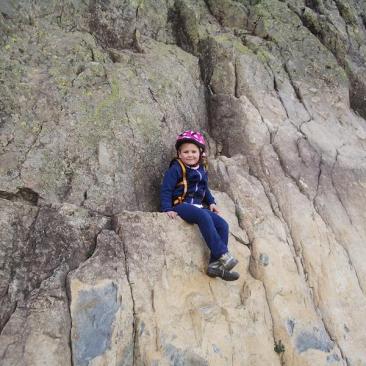 Escalade - Enfant sur le rocher d'escalade