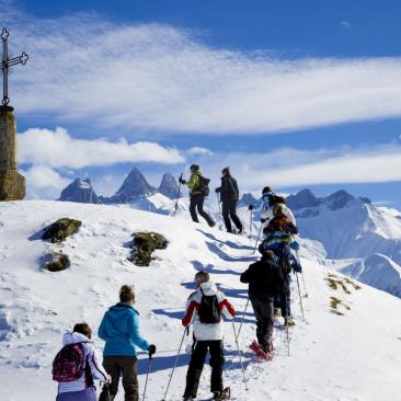 Bureau Montagne des Arves - Randonneurs en raquette à neige au Col d'Arves