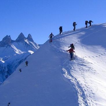 Engagement - Groupe de randonneurs en raquettes à neige