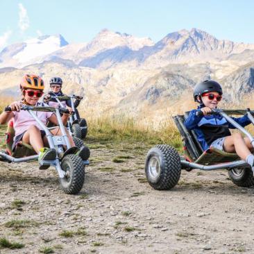 Mountain kart_Saint-Sorlin-d'Arves - Enfants en Mountain Kart face aux montagnes