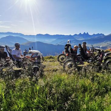 Groupe en swincar - Groupe en swincar face aux Aiguilles d'Arves