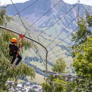 Tyrolienne à virages - Tyrolienne à virages dans les arbres avec vue sur le village