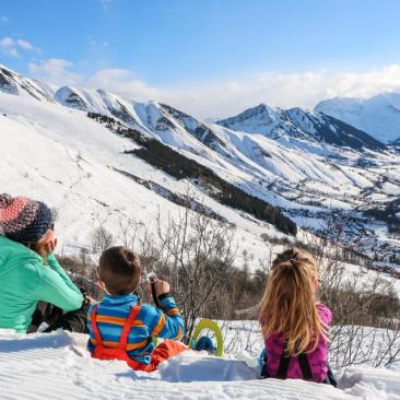 Famille avec enfants face au village de Saint Sorlin d'Arves - 