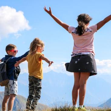 Enfants face aux montagnes - 