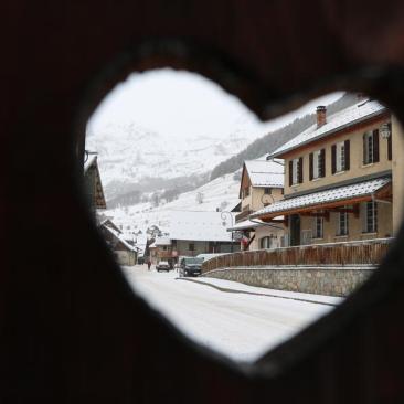 Mairie et école de Saint Sorlin d'Arves en hiver - 