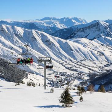 Domaine skiable Saint Sorlin d'Arves - Les Sybelles® - Télésiège et village de Saint Sorlin d'Arves en hiver