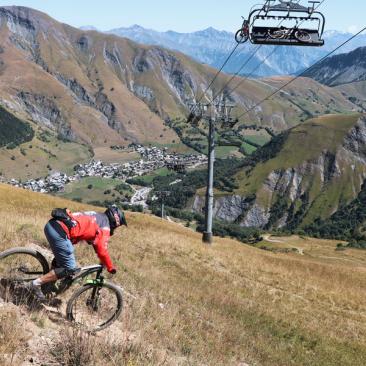 VTTiste avec Saint Sorlin d'Arves en arrière plan - VTTiste avec Saint Sorlin d'Arves en arrière plan