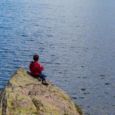 Pêche en lac et torrents - Enfant pêchant sur un lac