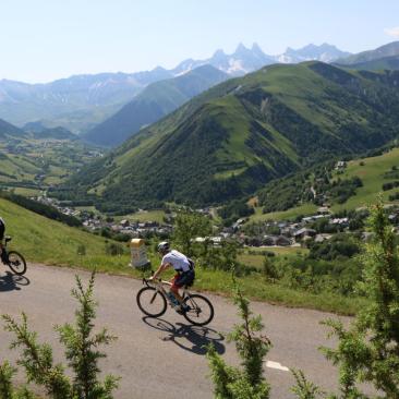 Cyclistes sur la route du Col de la Croix de Fer - Cyclistes sur la route du Col de la Croix de Fer