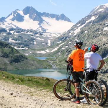 VTT - En autonomie_Saint-Sorlin-d'Arves_Trois lacs_Glacier de Saint Sorlin - VTTistes face au Glacier de Saint Sorlin