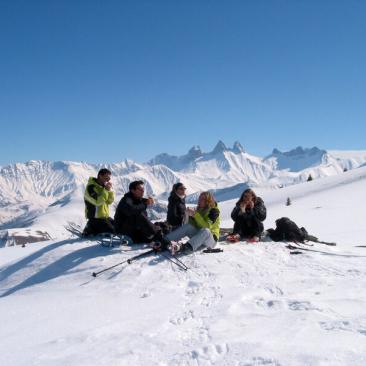 Raquette en autonomie - Raquettistes admirant la vue