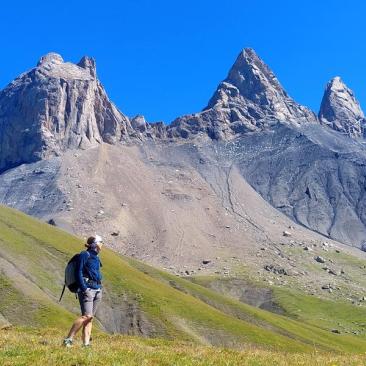 Sous les Aiguilles d'Arves - Randonneuse sous les Aiguilles d'Arves au départ du Chalet d'la Croë