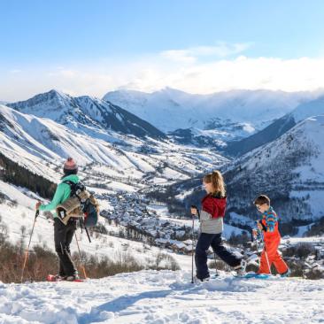 Famille en raquettes sur la piste Panoramique - Famille en raquettes sur la piste Panoramique