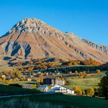 Pointe d'Emy - La Pointe d'Emy vue depuis Albiez-Montrond