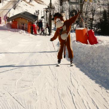 Sorlinette, la mascotte de Saint Sorlin d'Arves fait du ski - Sorlinette, la mascotte de Saint Sorlin d'Arves fait du ski
