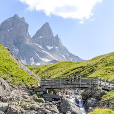 11ème marche contre le Cancer aux Aiguilles d'Arves_Albiez-Montrond - Randonneurs au pont en bois