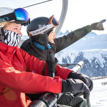 ski_Saint-Sorlin-d'Arves - personnes face aux Aiguilles d'Arves