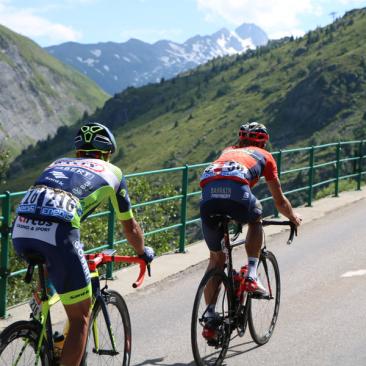 Cyclistes sur la route du Col de la Croix de Fer - Cyclistes sur la route du Col de la Croix de Fer