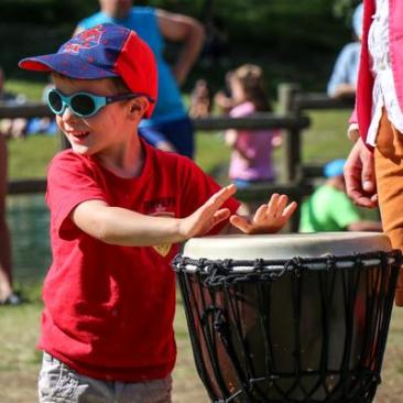 Enfant qui joue de la musique - Enfant qui joue de la musique
