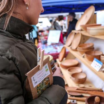 Quiz du marché_Saint-Sorlin-d'Arves - Personne au marché de Saint Sorlin d'Arves