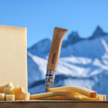 Beaufort sur les pistes de Saint-Sorlin-d'Arves - Beaufort et Opinel sur une planche à découper face aux Aiguilles d'Arves en hiver