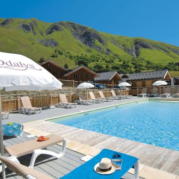 Résidence les Chalets de l'Arvan II Odalys - Vue piscine été