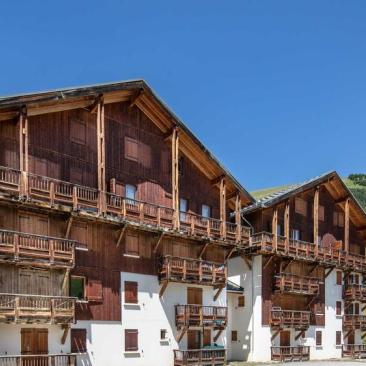 Le hameau de l'alpage - vue été Le hameau de l alpage