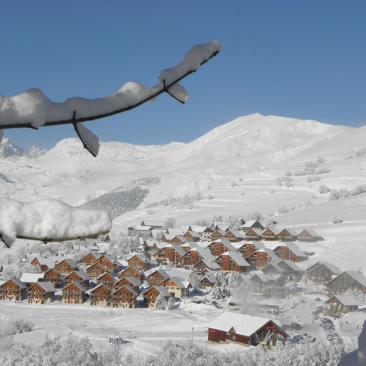 Hameau de La Chal à Saint Jean d'Arves en hiver - Vue du hameau de la Chal à Saint Jean d'Arves en hiver